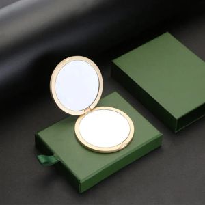 Miroir de maquillage conçu par la marque miroirs pliants féminins portables présents pour les amis classiques avec boîte-cadeau à la main