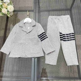 marque designer bébé survêtements robe formelle pour enfants taille 100-160 cm 2pcs col polo costume à manches longues et pantalon à taille élastique décoratif rayé Aug30