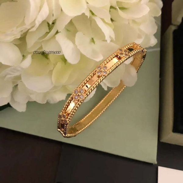 Bracelet de bracelet de bracelet pour femmes pour femmes plaquées en cristal à quatre feuilles Perlee Sweet Clover Flover Chandle Valentin Party Gift 2024 001