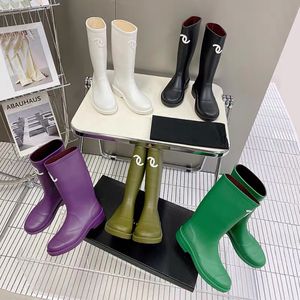 bottes de marque de marque bottes de pluie mode noir blanc genou longues femmes bottes à semelle épaisse mi tube chaussures d'eau pour vêtements externes britanniques polyvalentes rétro hommes bottes