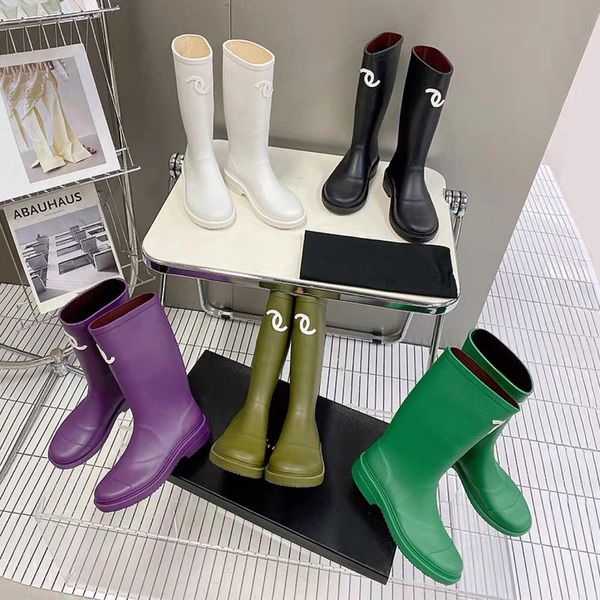 Botas de diseñador de marca Botas de lluvia de moda Botas largas hasta la rodilla en blanco y negro para mujer Zapatos de agua de tubo medio de suela gruesa para uso externo Botas de hombre retro versátiles británicas