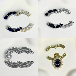 Broches de diseñador de marca Pensas para la letra de oro de 18k Broche Joyas Hombres Mujeres Insolas Broche Broche Pearl traje Pin regalos de moda Accesorio de moda