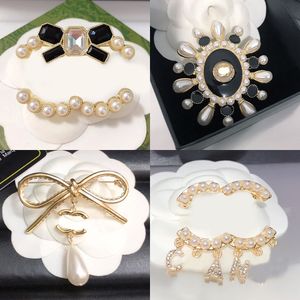 Brooches de concepteur de marque épingles femmes incrustantes en cristal lettre pull cape boucle broche fraises broche costume épingle vêtements juifs accessoires