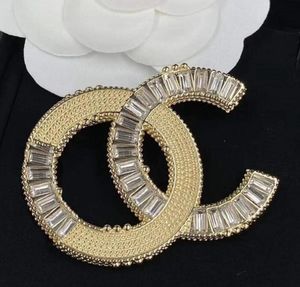 Marque Designer Double Lettre Broche Perle Strass 18K Plaqué Or Métal Femmes Broches Costume Pin Mode Vintage INS Bijoux Accessoires Cadeaux