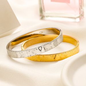 Merkontwerper voor vrouwen goud vergulde bangle -stijl sieraden roestvrijstalen stalen staal hoogwaardige armband bruiloft verjaardag liefde cadeau armbanden
