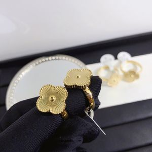 Merkontwerper gouden vier blad klaver ringen mode vrouwen mannen vergulde ring nooit vervagen roestvrijstalen sieraden accessoires geschenken grootte groothandel