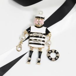 Brand Designer Cartoon de haute qualité robot noir et blanc Émail Pearl Rhingestone Brooch Luxury Women's Lrass Collar Brooch Vêtements Bijoux Accessoires