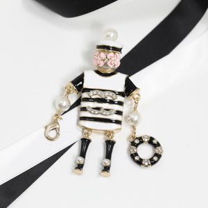 Merkontwerper Hoge kwaliteit Cartoon Robot Zwart -Wit Email Pearl Rhinestone Broche Luxe Dames Brass Collar Broche Kleding Sieraden Accessoires