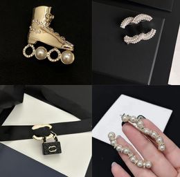 Merkontwerper sieraden broches vrouwen mannen koppels luxe kristal koperen letter broche pak laple pin pin pin cadeau sieraden accessoires