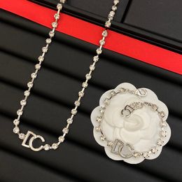 Diseñador de la marca Conjuntos de joyería Pulsera Collar de lujo para mujer Collar de diamantes Carta Colgante Moda Mujeres Amantes de la boda Regalo del partido Collar de cadena Y23372