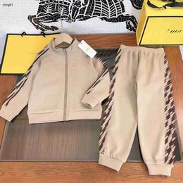 Diseñador de marca Ropa para niños Conjuntos de otoño para niños Tamaño 110-160 CM 2 piezas Logotipo bordado en el pecho, chaqueta y pantalones con cuello alto Aug10