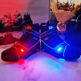 Zapatos deportivos LED de diseñador de marca, zapatillas luminosas LED deslumbrantes y frescas para hombres y mujeres, zapatos luminosos de lujo para hombres, suela de goma superior de cuero, zapatos de baloncesto X408