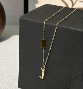 Diseñador de la marca Carta Collares pendientes Mujeres de alta calidad Chapado en oro de 18 quilates Sello de acero Cadena clavicular Collares Amantes Joyería del día de San Valentín Accesorio de regalo