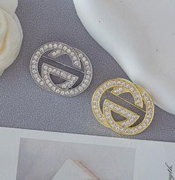Marque Designer Letters Pins Brooch Fashion Famme Double Letter Tassel Pearl Luxury Couples Individualité Suisse en strass Pin Bijoux
