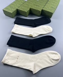 Chaussettes de marque pour hommes et femmes Cinq paires de chaussettes de sport élégantes avec lettres imprimées brodées en pur coton respirant et boîte