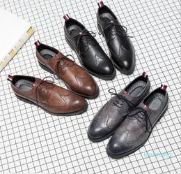 Marque Designer-Mens Hommes Casual Shoes Wingtip En Cuir noir Robe de mariée Formelle Derby Oxfords Chaussures plates Chaussures Tan Brogues Chaussures pour hommes
