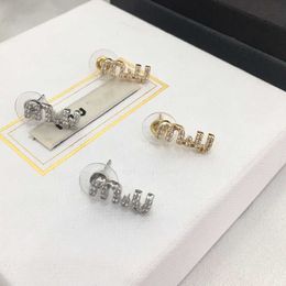 Merkontwerper Miumiu Fashion Earrings Letter for Women Advanced Sense en geïndividualiseerde temperament koperen vergulde diamanten oorbellen accessoires sieraden