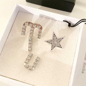 Boucles d'oreilles de créatrice de marque Miumiu Nouvelle lettre en diamant complet de boucles d'oreilles asymétriques femelles Crystal élégant personnalité des cadeaux de la Saint-Valentin accessoires