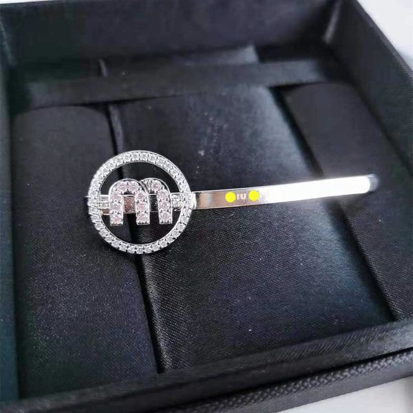 Diseñador de la marca MiuMiu Moda Horquilla Nuevo Cristal de imitación Rosa con diamantes Dulce temperamento Un personaje Curva Clip M-Letra Explosión Horquilla Accesorios Joyería