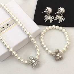 Merkontwerper Miumiu Fashion Necklace Nieuwe boog knoop Pearl damesarmband met hoogwaardige en temperament ins zoete diamant sleutelbeen keten accessoires sieraden