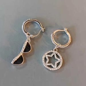 Merkontwerper Miumiu Fashion Earring Glazen Vijf puntige Star Crystal Diamond Hook Asymmetric Earrings Dames Valentijnsdag Geschenken Luxe accessoires Sieraden