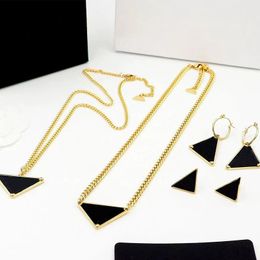 Merkontwerper ketting voor herenmodenetwerk rood dezelfde driehoek hanger ketting hoge kwaliteit olievlekkende paar 18k gouden ketting sieraden voor dames ketting