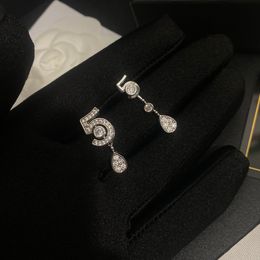 Diseñador de marca Nuevo Pendientes de moda Boutique 925 Silver Digital Diamond Diamond Parnices Pendientes Costilos Pendientes de encogimiento Caja versátil