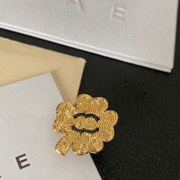 Diseñador de marca NUEVO Broche en forma de trébol de cuatro hojas Luxury Luxury 18K Goldable Fashionable Charming Womens Broche Ropa de regalo de alta calidad Broche