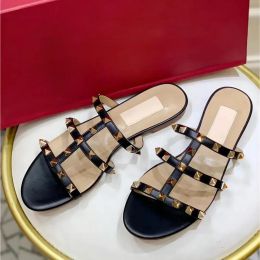 Merk designer nieuwe vrouwen platte klinknagel sandalen casual platte lederen lederen klinknagel visgraat strand slippers 35-43 v stofzak