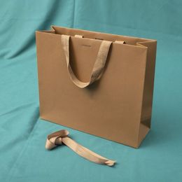 Sacages cadeaux en papier de créateur de marque Sac à provisions + sac à poussière de ruban Sac à poussière pour chaussures Vêtements sacs à main