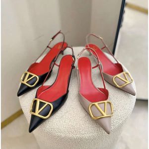 Merkontwerper Sandalen Hoge hiel Pointed Teen Shoes Classic Metal V Buckle 6 cm 8cm 10 cm Stiletto Heel Echt lederen dames trouwschoenen met stofzak 35-44