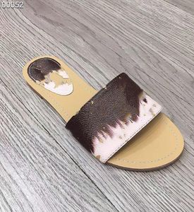 Merkontwerper Slippers Beach Scuffs Classic Flat Woman Men Summer Lady Cartoon Big Head Slippers Hotel Bath Fashion Women Shoes V6517