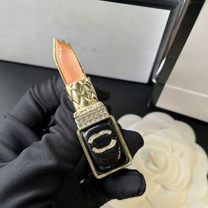 Merkontwerper roestvrijstalen brief broches lippenstift ontwerp luxe vrouwen 18k goud vergulde pak laple pin pin mode sieraden d098