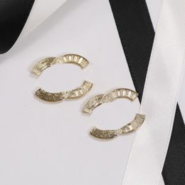 Pendientes de diseñadores de marca Gold brillante cepillado asimétrico cuadrado Rhinestone Doble letras Pendientes de bodas para la fiesta de bodas para mujeres