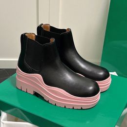Diseñador de marca Botas Welly Botas de lluvia plataforma de diseñador Carta Ringer moda negro pero hasta la rodilla botas de mujer QAS3