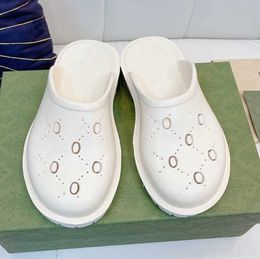 Merkontwerper damesplatform geperforeerde g sandaalslippers gemaakt van transparante materialen modieuze sexy mooie zonnige strandmannen schoenen met doos EU35-45 331