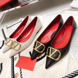 Merkontwerper dames platte sandalen met V-gesp nieuwe V-logo puntige teenpantoffels metalen diamanten gesp lederen ondiepe schoenen casual