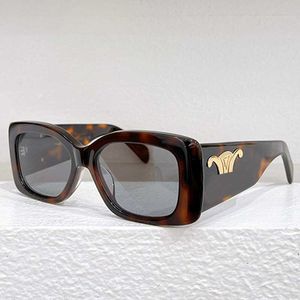 Merk designer dameszonnebril CL40282U Acetaat Triomphe zonnebril havana rechthoekig frame Spiegelbeen gouden logo rooklens modieuze retro Dame bril