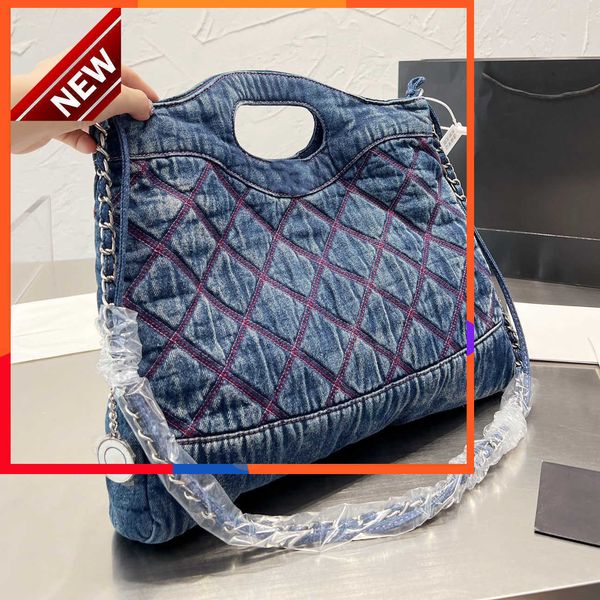 Diseñadores de marca Bolsos Bolsos de mano de mezclilla para mujer Patrón de timbre acolchado bordado azul y negro Cadena de metal plateado Bolso cruzado de alto volumen Ventas directas de fábrica