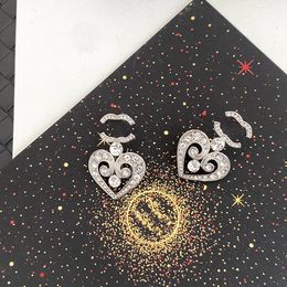 Brand Designers Letters Stud Moucles d'oreilles Langue Marque Luxury Femmes Rhingestone Heart Hoop Earring 18k Gold plaqué pour les accessoires de Jewerlry A1590 pour la fête de mariage A1590