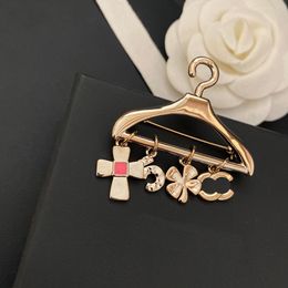 Merkontwerpers Nieuwe modieuze broche luxueuze 18K vergulde hanger gevormde trendy broche charmant meisje hoogwaardige kledingbroche met doos verjaardagsfeestje