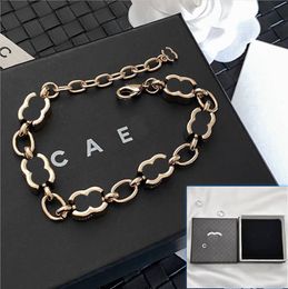 Diseñadores de marca Nuevo brazalete chapado en oro Material de latón de alta calidad Diseño de cadena larga brazalete versátil de moda personalizada con caja Regalos de alta calidad