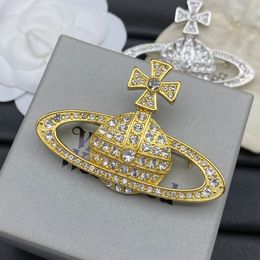 Marca Desinger Broche Mujer Cristal Rhinestone Chapado en oro Perla Letra Elegante Broches Pin Regalos de moda Accesorios de joyería Fiesta de alta calidad