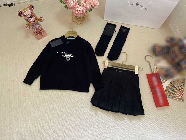Trajes de vestir de marca para niñas, conjunto de tres piezas de otoño para bebé, tamaño 100-140, suéter de jacquard con logotipo, falda plisada de lana, medias Nov05