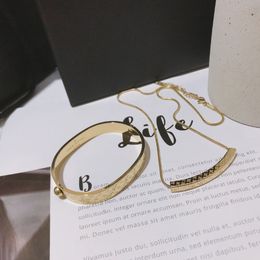 Brand Fashion Jewelry Set Designer Bracelet Charm Collier Femme Youth Youth Sélection exclusive Campus Couple Cadeau 18K Gold Plaque Précious Luxury