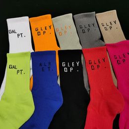 Merk mode multi -kleuren katoenen sokken heren en dames bijpassende klassieke letter ademende kousen gemengde voetbal basketbal sportsokken sokken