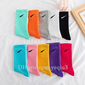 Mode concepteur Marque Femmes Hommes Chaussettes de haute qualité Lettre chaussettes en coton respirant sport chaussettes en coton en gros N56