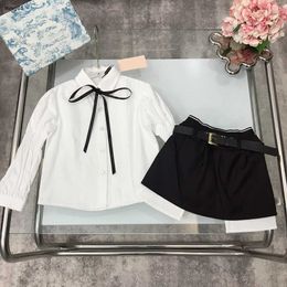 Marque filles robe costumes designer bébé survêtement taille 100-150 chemise à revers simple jupe courte irrégulière avec ceinture Dec05