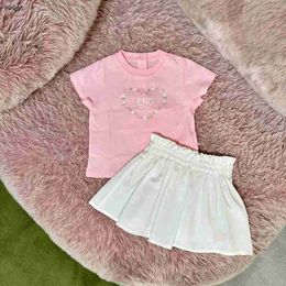 Brand Girls Dress Suits Zomer Baby-trainingspakken Kinderontwerper Kleding Maat 110-160 cm Hartvormig gedrukt roze T-shirt en korte rok 24april