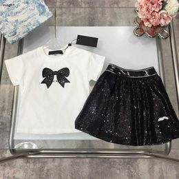 Brand Girls Habillez Summer Baby Tracksuit Kids Designer Clothes Taille 90-150 cm Arc T-shirt décoré et Skiny Sequin Short Jupe 24mai